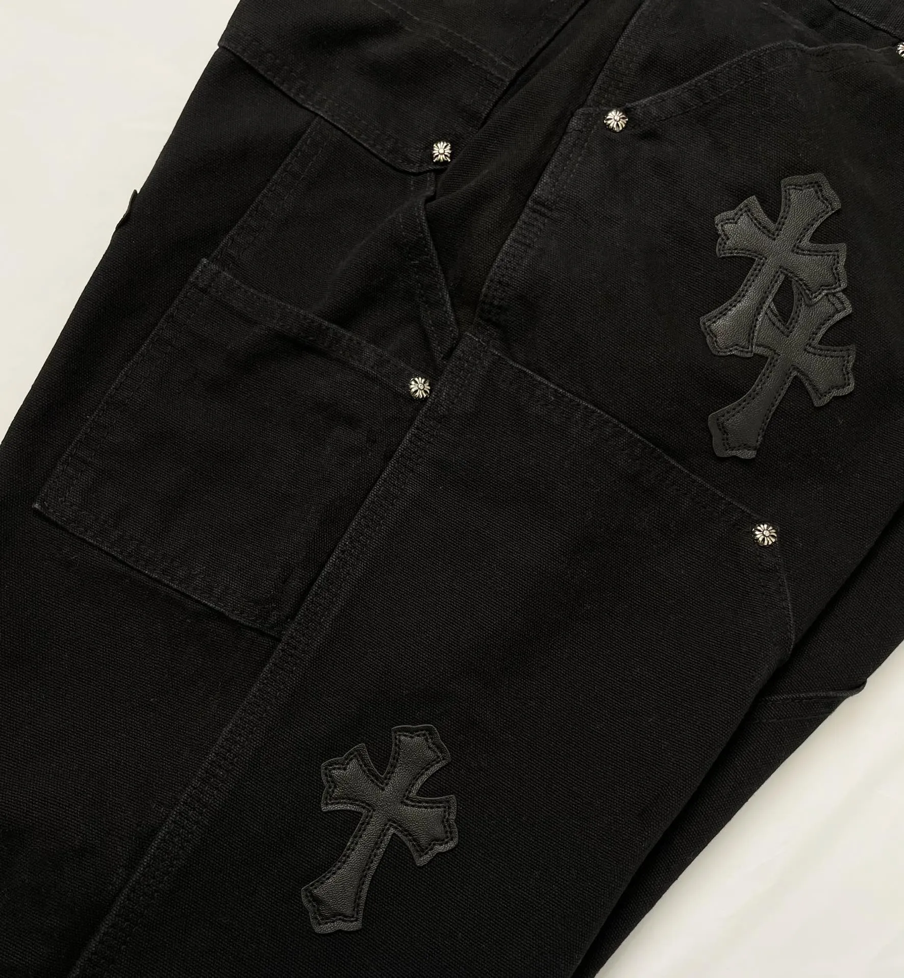 🅿️290 Correct version Item number: C02 Chrome Hearts CH double knee cross patch leather b01 version logging pants straight leg Sanskrit overalls, W level cabinet, patchwork cross pattern embellishment, high waist washed jeans! ! Absolutely high-end luxury products, 1.9W level god-level single products, super popular products, made with top heavy industry, a magic weapon that cannot be missed. About Zangyin, this is an extremely luxurious fashion brand, which can also be called the aristocrats of the high street. It has always been an exclusive brand for some hipsters or rich second generation. Compared with ordinary high streets, it is more luxurious and noble. Compared with luxury brands, it has a more fashionable personality and has always been a brand that I have a special liking for. Imported yarn is custom-woven into a high-density twill canvas, which ensures a crisp silhouette and a very delicate hand feel. It follows the B01 classic silhouette, with a crisp and stylish upper body. The ready-made garments are stone-milled and fermented, so they can be matched with any style. Buttons and zippers are made of authentic YKK retro metal products. Double-layer canvas on the front knees has perfect details. All hardware is customized.  Color #Black Size #S-XL S Waist 77 Hips 102 Length 102 Opening 20 M Waist 81 Hips 106 Length 104 Opening 21 L Waist 85 Hips 110 Length 106 Opening 21.5 xL Waist 90 Hips 114 Length 108 Opening 22